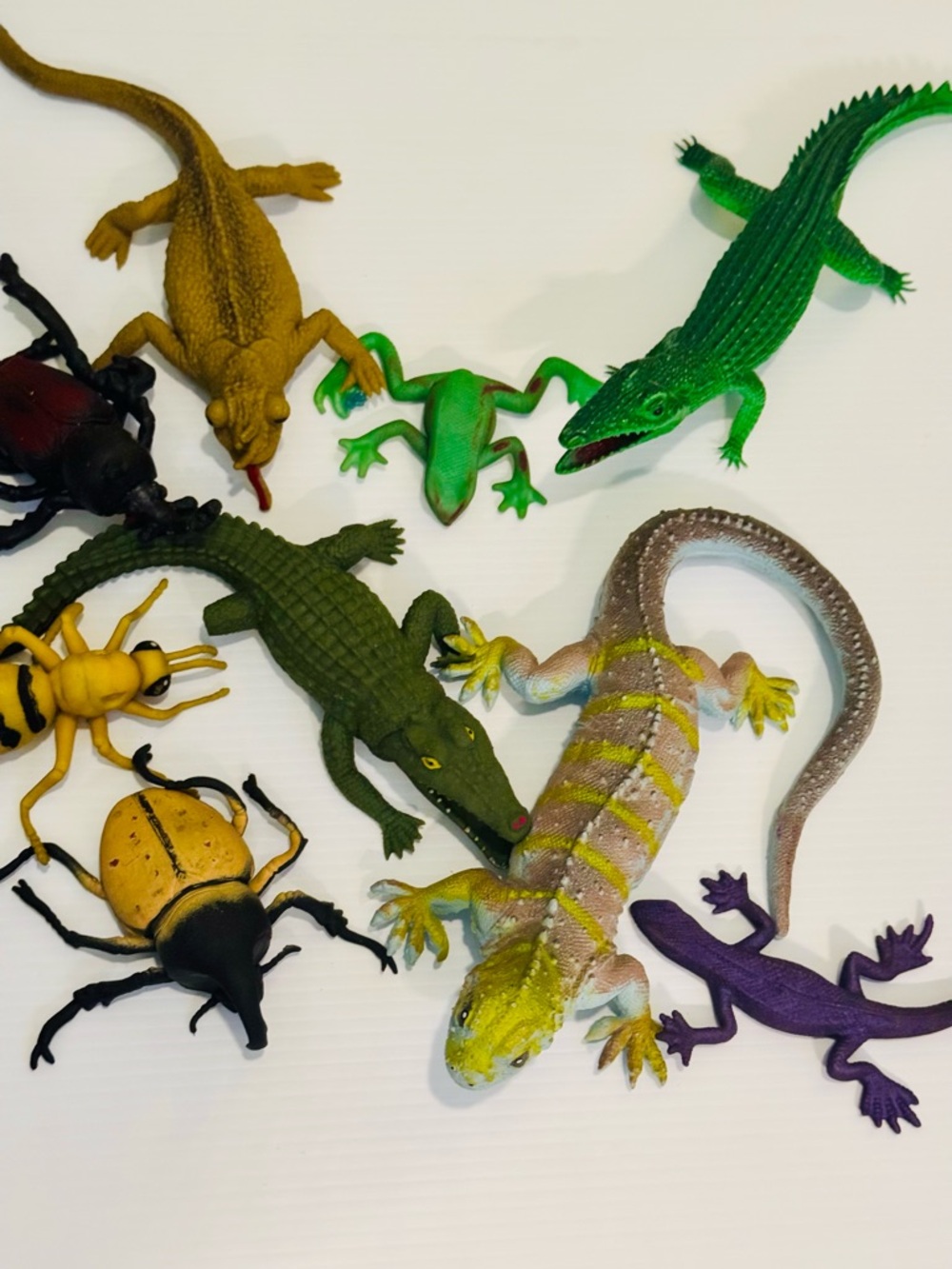 Assorted Reptile & Insect Toy Set - Green, Yellow, Purple, Brown 9 pieces